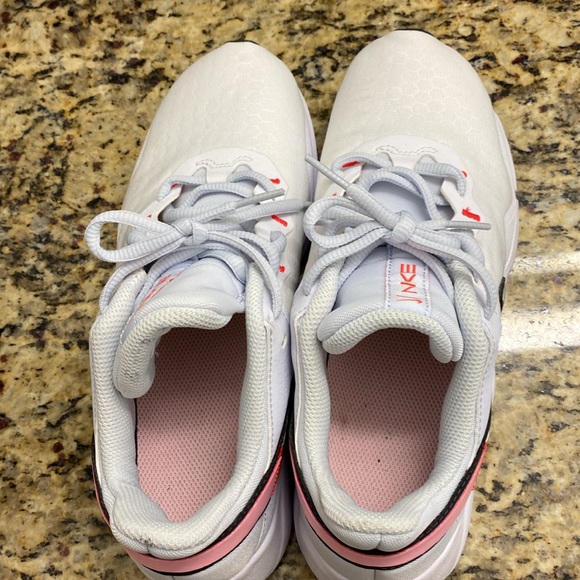 Nike gym shoes size 7.5 - Picture 4 of 7